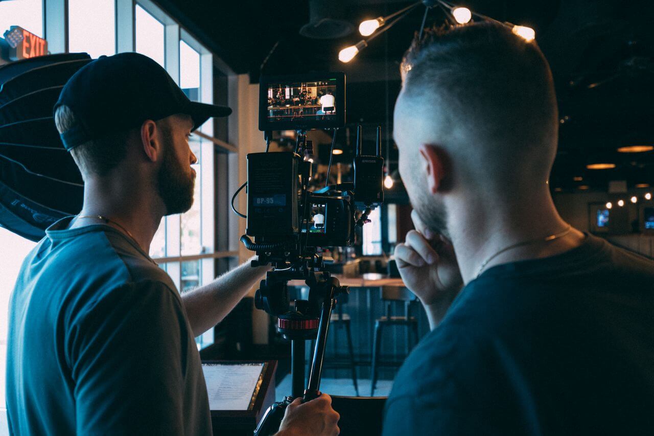 Filmteam interviewt eine Person im Büro, Symbolbild für Videoproduktion für Unternehmen